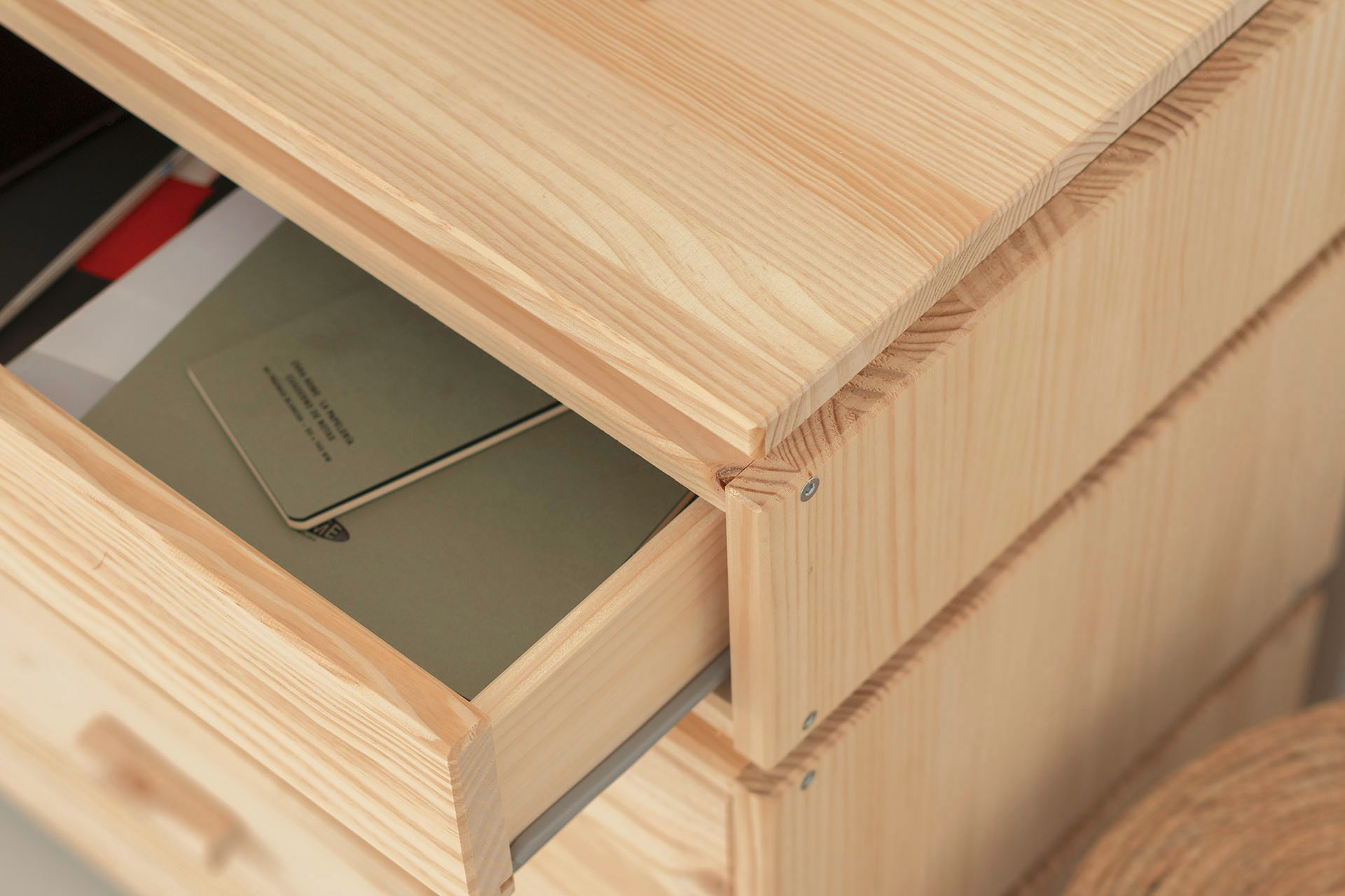 Imagen de ambiente 3 para:Mesita de noche de madera natural